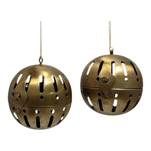 2 Vintage Brass Hanging Sphere Ornament Pomander Ball Hinged Fragrance Diffuser - Picture 10 of 10
